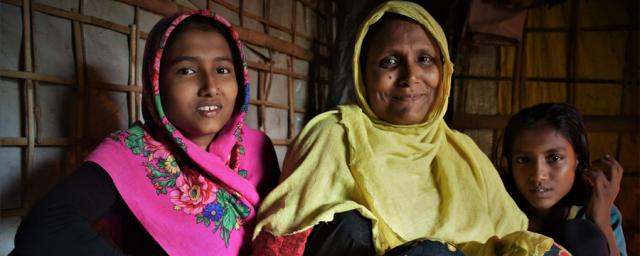 Ayesha, refugiada rohinyá, con sus hijas en el refugio del campo de Cox's Bazar en el que viven, en Bangladesh. Crédito: Maruf Hasan/Oxfam