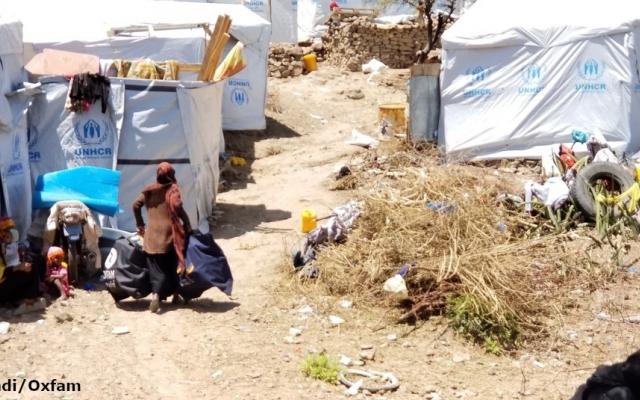 Oxfam distributes hygiene kits in Alkehaf Camp, Taiz, Yemen.