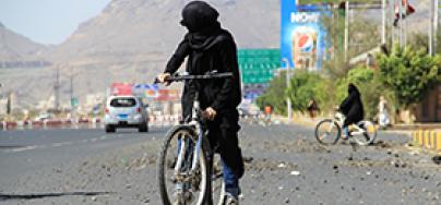 Bushra al-Fusail hizo un llamamiento a las mujeres a recorrer en bicicleta la capital del país, asolada por la guerra, para protestar contra el conflicto.