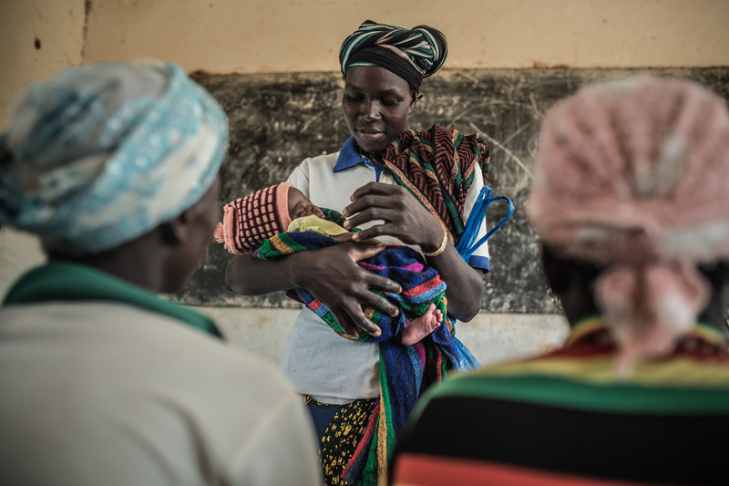 Fati Marmoussa (de pie con su hijo) asiste junto con otras mujeres a un taller para prevenir la malnutrición organizado por Oxfam y ATAD.