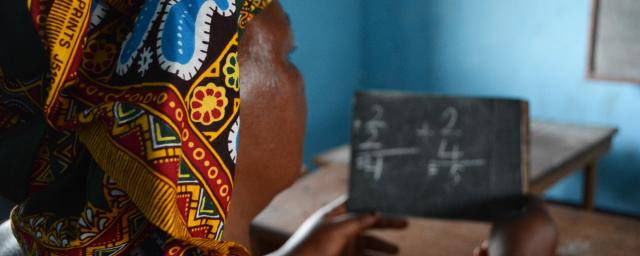 Nadine, 43 ans, apprend l’arithmétique pour la première fois de sa vie dans un cours d’alphabétisation donné par Oxfam à Bria. Photo : Aurélie Godet/Oxfam