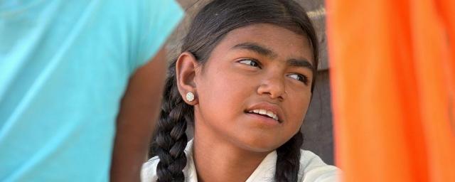 Komal vit dans l’Uttar Pradesh, au nord de l’Inde. Malgré son jeune âge, elle a été confrontée toute sa vie à la discrimination. Mais elle est résolue à lutter fermement pour l’égalité entre les femmes.