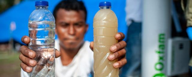 Distribuimos equipos portátiles para la purificación de agua en áreas de Sulawesi afectadas por el terremoto. De esta manera, las personas puedenbeber agua procedente de pozos locales de forma segura. Fotografía: Hariandi Hafid/Oxfam