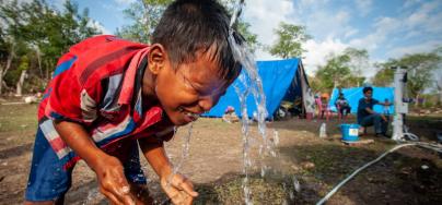 Palu, Indonesia: Arif se lava la cara con agua limpia bombeada de un filtro de agua instalado por Oxfam. Crédito: Keith Parsons / Oxfam