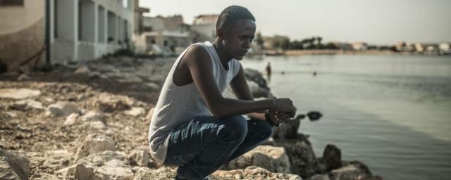 Avant de traverser la Méditerranée, des milliers de réfugiés et de migrants comme Jamal, un Somalien de 23 ans, risquent d’être kidnappés, réduits en esclavage, torturés ou abusés sexuellement en Lybie. Photo : Pablo Tosco/Oxfam