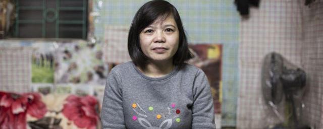 Hoan trabaja empaquetando camisetas y camisas para su exportación en la fábrica textil Tinh Loi, en el norte de Vietnam. Su jornada laboral supera las 62 horas a la semana y cobra aproximadamente 1$/hora. 