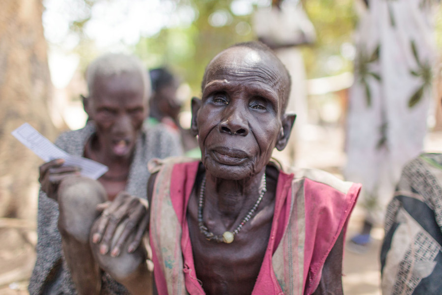 na anciana en el centro de registro de la Iglesia Católica en Nyal, en Sudán del Sur. Ha llegado desde Nyandong Payam con ayuda de sus familiares. Fotografía: Bruno Bierrenbach Feder/Oxfam
