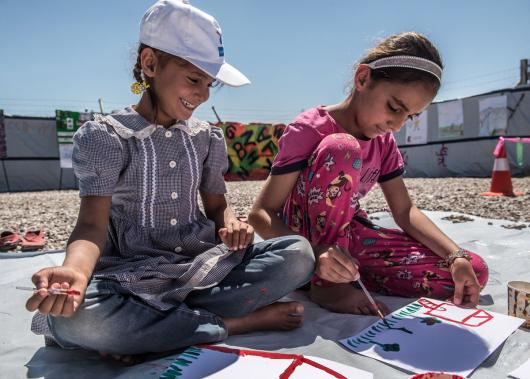 Children take part in a fun painting workshop organised by Oxfam's PHP team in Hassansham camp, Iraq. Tommy Trenchard / Oxfam