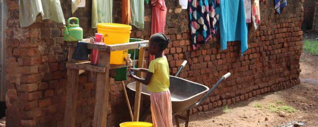 Una niña lavandose las manos en un grifo instalado por Oxfam, Wau, Cathedral Camp. Crédito: Tim Bierley / Oxfam