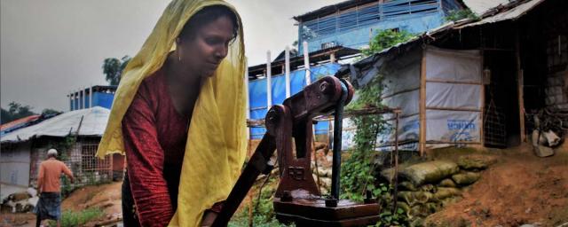 Ayesha, una refugiada rohingya, recolectando agua para su familia en el Bazar Cox, en Bangladesh. Crédito: Maruf Hasan / Oxfam