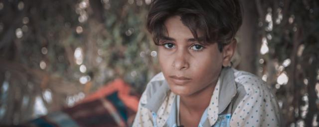 Salah, de 11 años, ha huido dos veces durante los últimos cuatro años de guerra. Ha sido testigo directo del conflicto. Dejó de ir a la escuela porque tiene que trabajar como pastor para alimentar a su familia. Foto: Sami M.Jassar/Oxfam 
