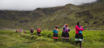 Mujeres indígenas de los Andes peruanos durante una capacitación de la escuela de campo para agricultores sobre plagas, en Nusta Pakana, a 4000 m. Crédito: Ilvy Njiokiktjien / Oxfam
