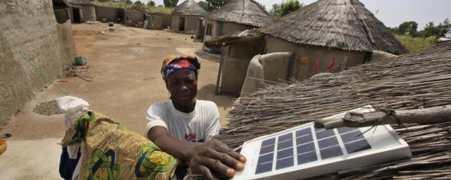 Dans le Nord-Ouest du Ghana, Oxfam teste un projet d’énergie solaire pour alimenter le village de Kpatua en électricité. Dix foyers ont chacun reçu un panneau solaire, trois lampes LED et une batterie servant à emmagasiner l'énergie.