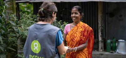 Ashima Biswas is a scarf weaver in Phulia village, Kolkata. She is pictured with an Oxfam Intermón worker.