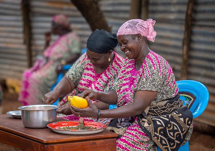Galm Qampise, Project Officer at Oxfam partner organization - PACIDA, with members of Manyatta Konso Women Group in Manyatta Konso, Marsabit County, project participants in the food production response project supported by NORAD, having a training session on Village S