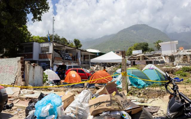 Affected families are temporarily living in tents. The loss of their homes has forced many people to set up makeshift shelters in public spaces. The need for safe housing remains urgent.