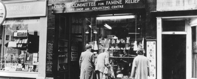 Primera tienda de regalos permanente de Oxfam en Broad Street, Oxford, que abrió en 1947. La fotografía es probablemente de finales de la década de 1940. Crédito: Archivo Oxfam