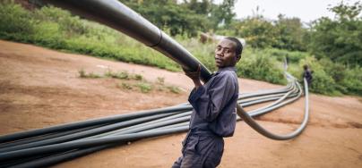 Oxfam ha iniciado recientemente la construcción de un sistema de abastecimiento de agua por gravedad de 100 km de longitud. El sistema suministrará agua a algunas de las zonas más remotas de la República Democrática del Congo. Foto:  Alexis Huguet/Oxfam