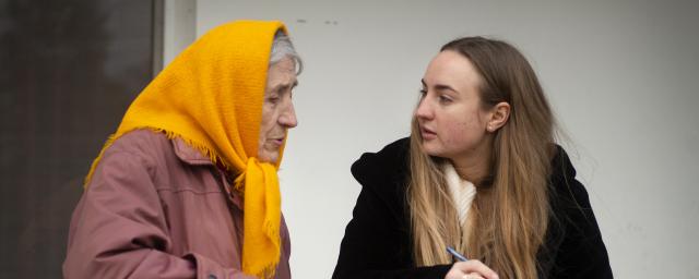 Tamara (left), 74, lives in a shelter for displaced persons in Mykolaiv oblast. Tetiana Kutas (right) is a project manager at The Tenth of April, a local organization who accompany families until they are settled in the shelter, helping them with papers and transport. 