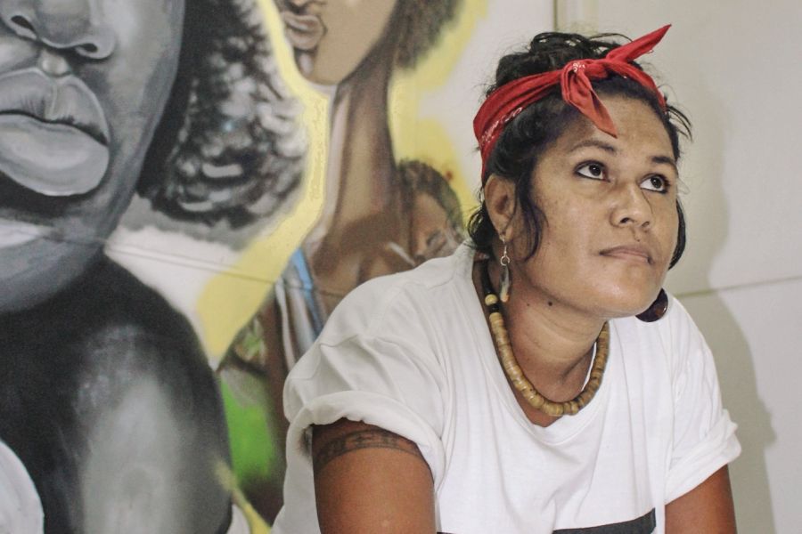 Loretta Taika, des îles Salomon, se sert de l’art urbain pour dire : les violences faites aux femmes et aux filles, ça suffit ! Photo : Neil Nuia/Oxfam