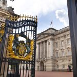 LONDON, UK - Buckingham Palace the official residence of the King and one of the major tourist destinations U.K. Entrance and main gate with lanterns — Photo by irstone