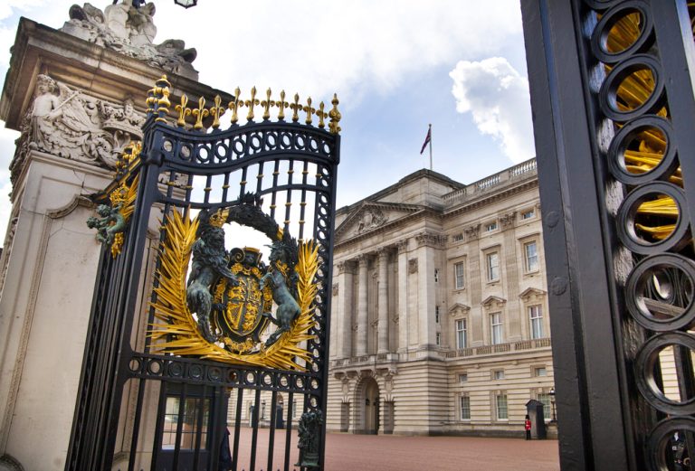 LONDON, UK - Buckingham Palace the official residence of the King and one of the major tourist destinations U.K. Entrance and main gate with lanterns — Photo by irstone